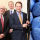 El exministro de investigación e innovación irlandés, Seán Sherlock, inaugura un laboratorio en la planta de Ringaskiddy. Imagen: Pfizer